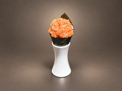 Temaki Nagano de salmão finalizado com gergelim