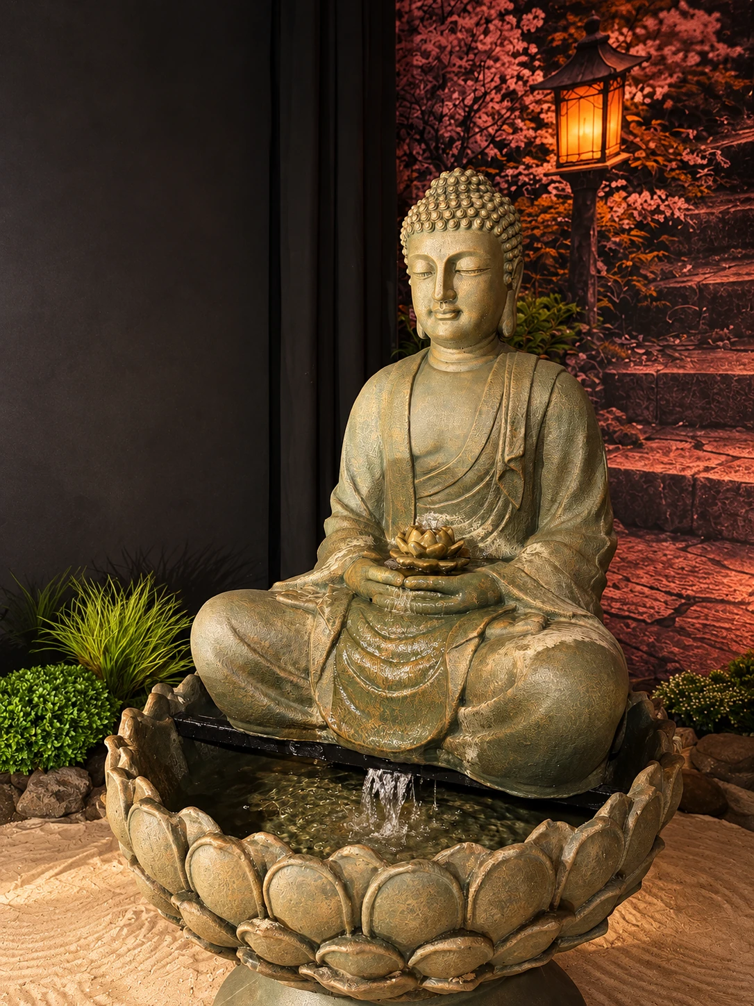 Buda da fonte do Nagano, entre plantas e a luz acolhedora de uma lanterna japonesa