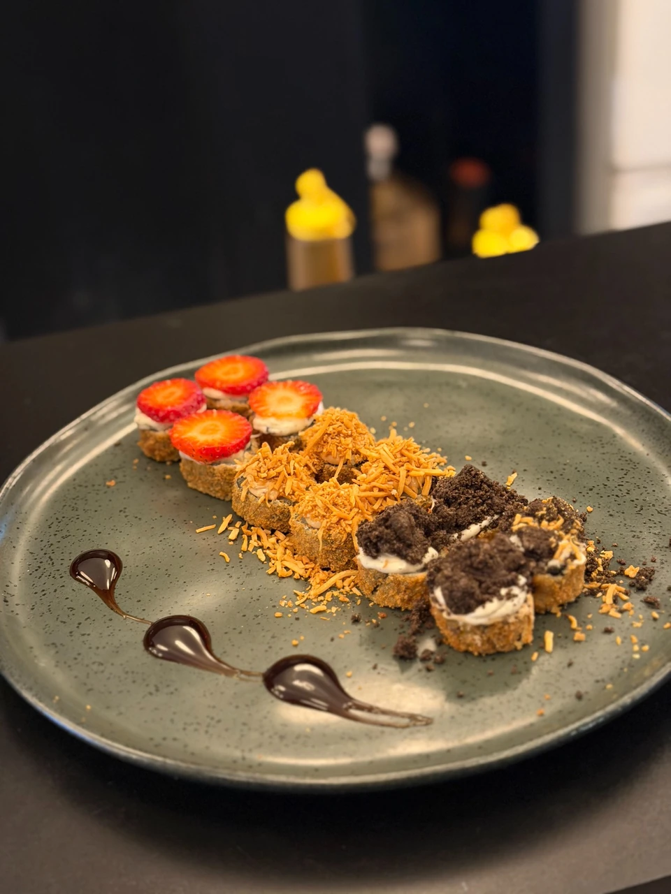 Prato original Nagano com peças doces, morangos e diferentes coberturas