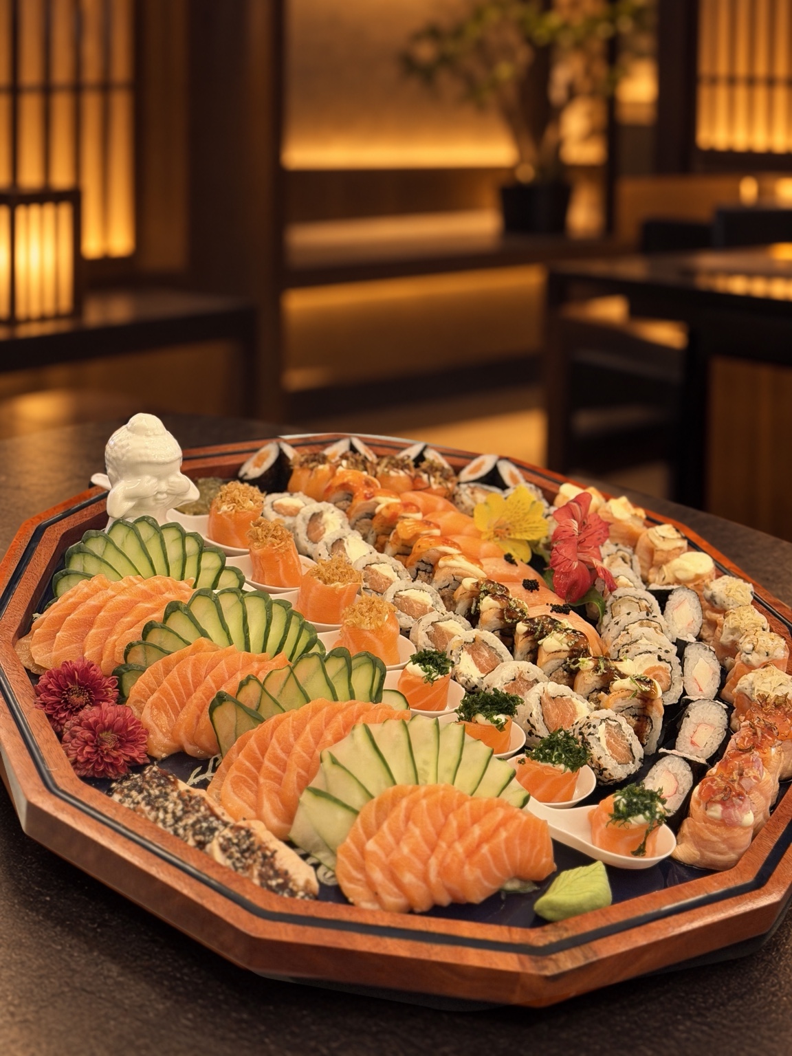 Festival Do Chef Nagano com sashimis, sushis e peças especiais apresentados em uma travessa