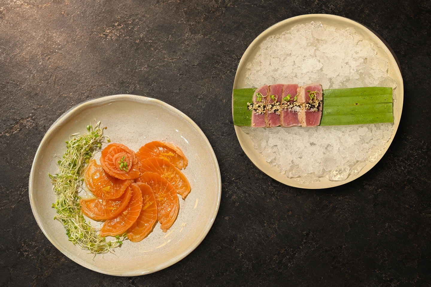 Montagem com os pratos originais Nagano: salmão com brotos e atum sobre folha verde e gelo